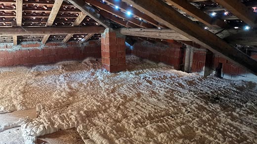 Isolamento termico soffitto in legno con schiuma traspirante 